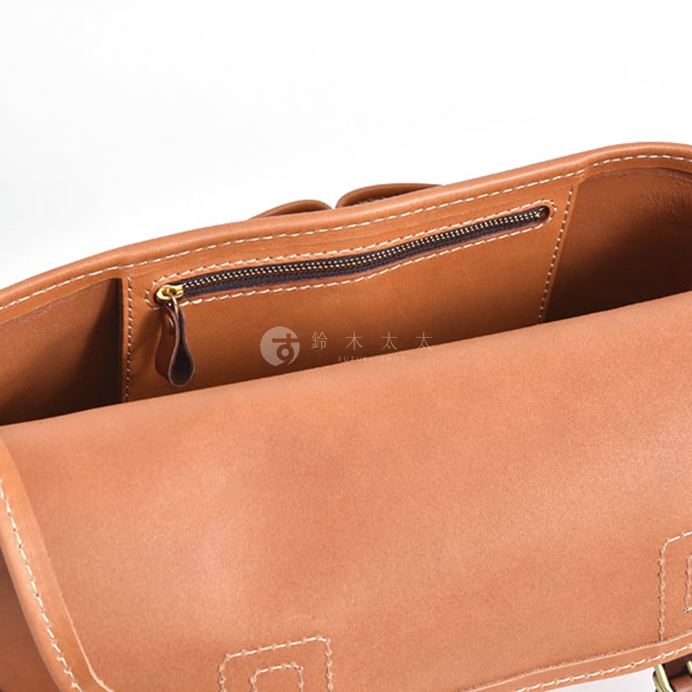 職人手作皮革傳統釣魚包，展示包包內部，採用棕色皮革製作，設有拉鍊內袋及隔層，縫線清晰。