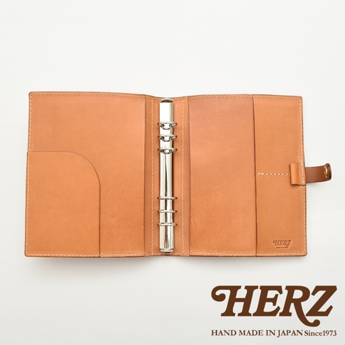 開放式棕褐色皮革A5手帳/記事本書套，內有卡槽與金屬活頁夾，右側有束帶扣。