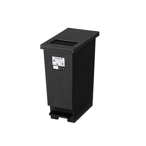 黑色塑膠材質的20公升方形垃圾桶，帶有腳踏板和傾斜的頂蓋，頂蓋上有一個長方形開口，側面有一個標籤。