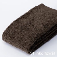 MAISON BLANC 輕奢柔膚匹馬棉浴巾，深棕色，質地柔軟蓬鬆，呈現自然的垂墜感。