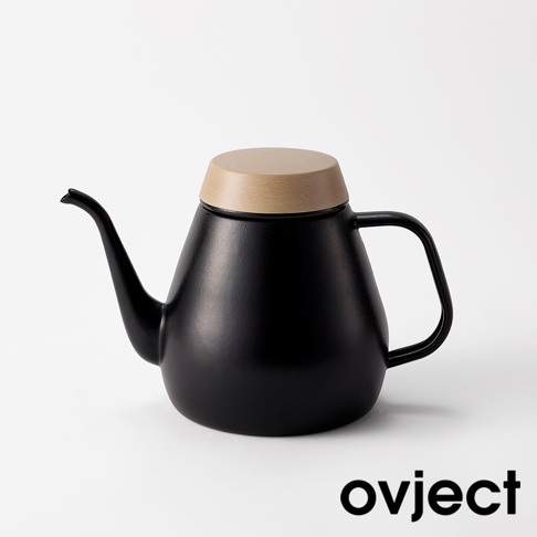 黑色琺瑯材質的手沖壺，壺身呈圓潤錐形，配有細長彎曲的壺嘴，黑色金屬提把，壺蓋為淺木色圓形設計。
