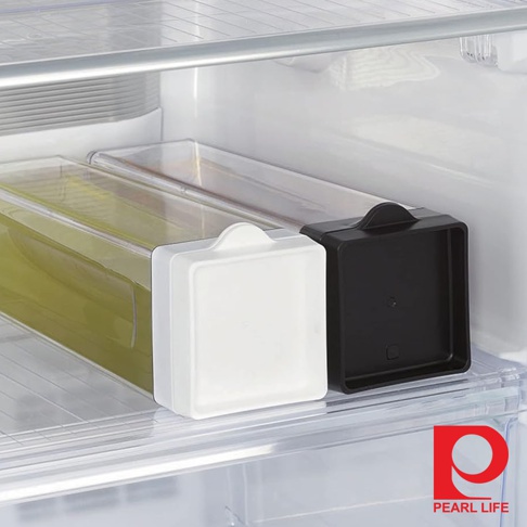 Pearl Life 冰箱冷水壺，一黑一白，透明瓶身裝有黃色液體，擺放在冰箱層架上