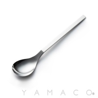 NAPOLI系列不鏽鋼湯匙，湯匙為銀色金屬材質，勺面呈橢圓形，手柄為長方形，整體風格簡潔現代