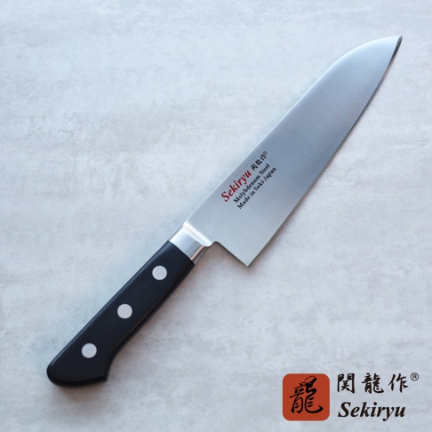鉬釩不鏽鋼三德刀，刀刃為銀色金屬光澤，刀柄為黑色，配有三個銀色鉚釘。刀刃上印有紅色「Sekiryu」字樣及日文品牌名稱，並標示「Molybdenum Steel」及「Made in Seki-Japan」。