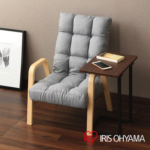 簡約時尚小邊桌 SDT-29，採用暖色調木質框架搭配深棕色桌面，桌面擺放一本書和手機。