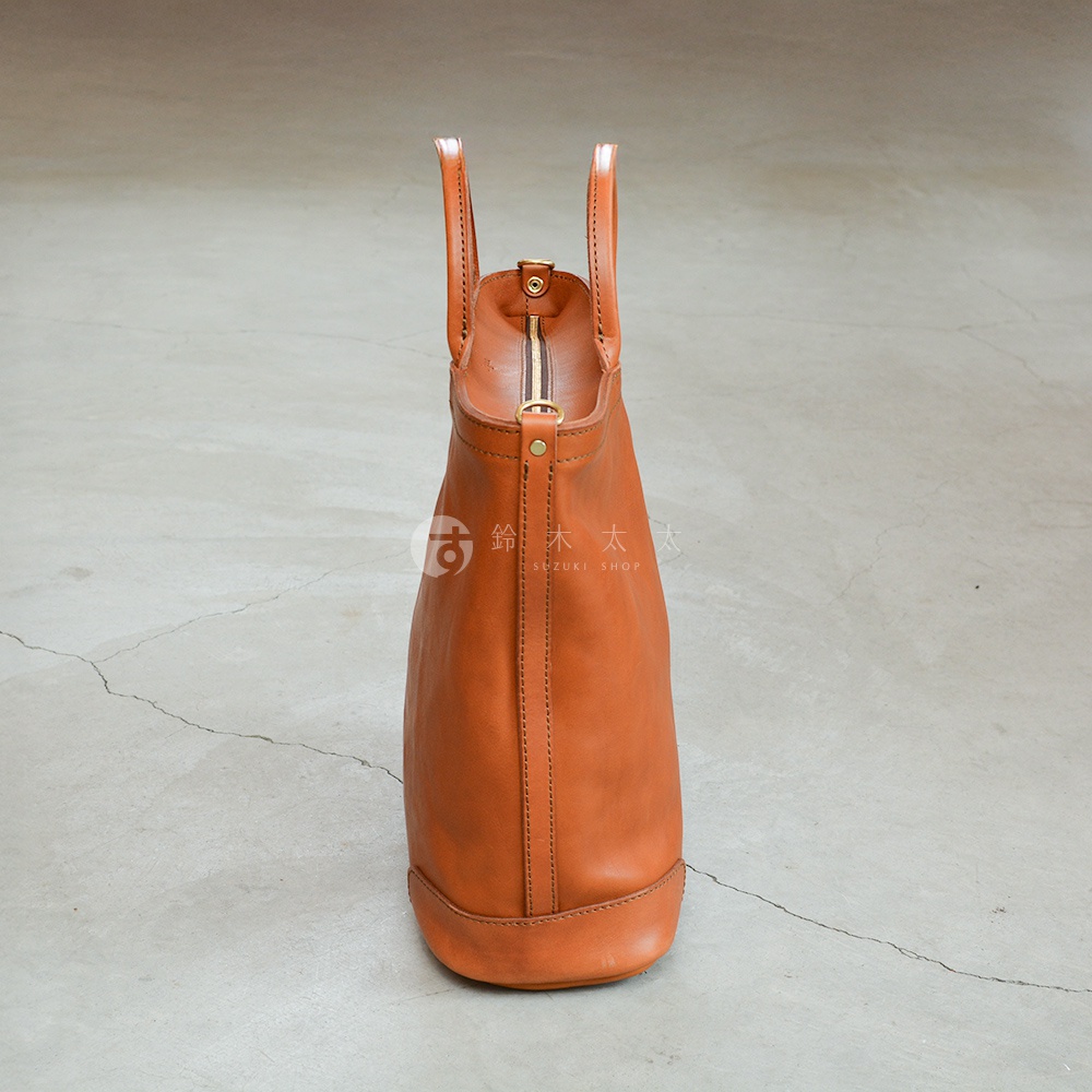 日本HERZ職人手作皮革Organ兩用拉鍊托特包 G-45，全棕色皮革，拉鍊開合，兩個提把，底部有加固設計。