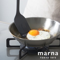 marna TOKYO 1872 LOGO，上方為正在煎炸的雞蛋和黑色的鍋鏟