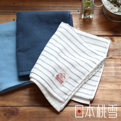 三條摺疊的紗布毛巾，其中兩條為素色，分別為淺藍色和深藍色，另一條為白色底帶有細緻黑色條紋，上面有一個紅色標籤。