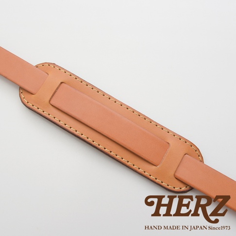 職人手作皮革肩墊，採用天然皮革材質，淺棕色調，車縫線清晰，設計簡約。