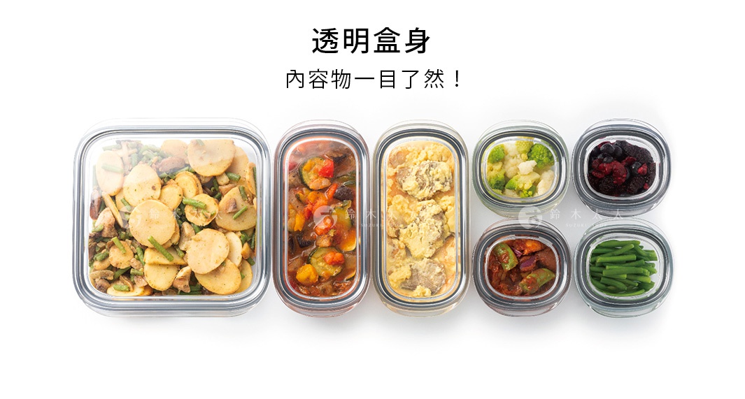 七個透明玻璃密封保鮮盒，分別裝有炒馬鈴薯、蔬菜燉肉、雞蛋料理、花椰菜、綜合莓果、燉牛肉和四季豆。