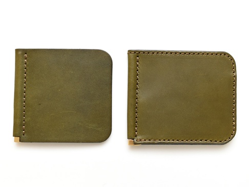 兩個橄欖綠皮革製成的橫式對折鈔票夾，以對比色車線縫製，夾角處有金色金屬裝飾。