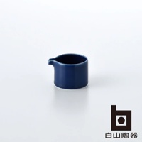 藍色陶瓷 M 型糖盅，帶有傾倒嘴，置於白色背景上。