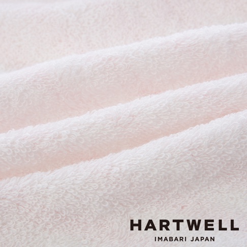 PON醬今治純棉條紋紗布浴巾，細緻紋理，柔軟親膚，呈現淡粉色，展現今治毛巾的優良品質。