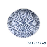 一個圓形白色陶瓷餐盤，盤面以藍色螺旋線條圖案裝飾，線條由中心向外圍擴散，形成獨特的視覺效果。