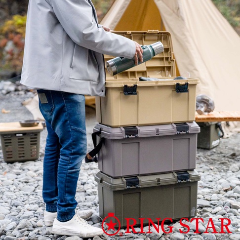 三個疊放的堅固塑料收納箱，顏色由上至下分別為米黃色、灰色和橄欖綠。箱體帶有黑色金屬鎖扣和提把，設計簡潔實用，適合戶外使用。