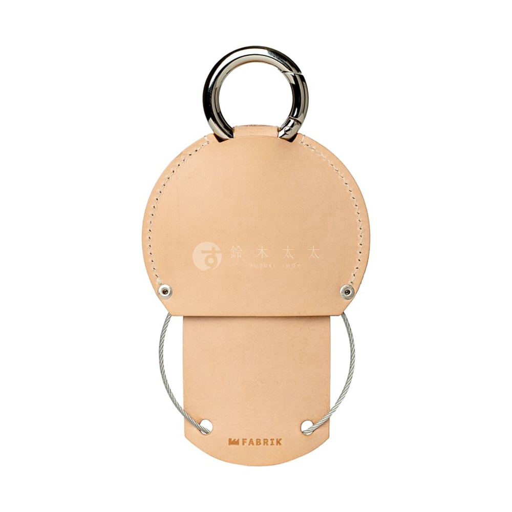 FABRIK 皮革圓型收納鑰匙圈，帶有銀色金屬環和鋼絲繩，印有 SUZUKI SHOP 標誌。