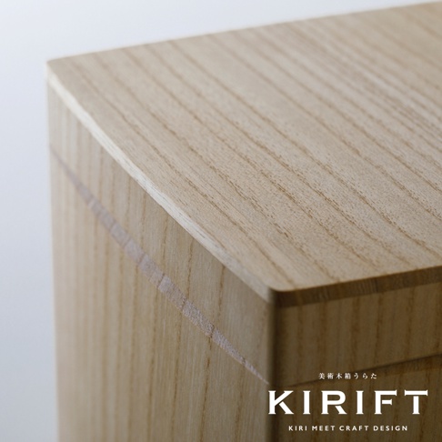 桐木調濕咖啡豆保存盒，淺木色，木紋清晰，盒蓋與盒身接合處有細緻的鑲嵌線條。