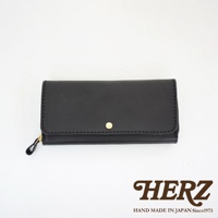 黑色皮革長夾，寬口設計，設有金色金屬按扣和拉鍊。皮革表面有細緻縫線，整體簡潔大方。