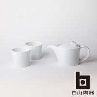 白色陶瓷茶壺一組，含茶壺與兩個茶杯，杯身與壺身皆有細緻的麻紋飾。