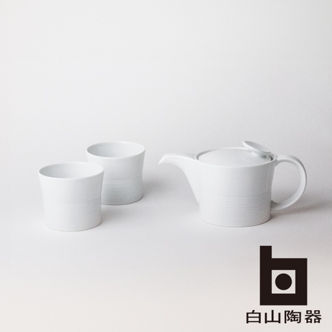白色陶瓷茶壺一組，含茶壺與兩個茶杯，杯身與壺身皆有細緻的麻紋飾。