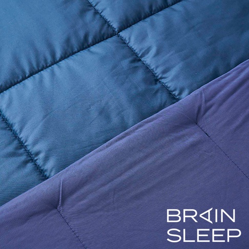 太空科技調溫被單人被，展現深藍色與紫色兩種顏色，被面採菱格紋縫製，材質柔軟，呈現兩種不同質感的布料拼接。