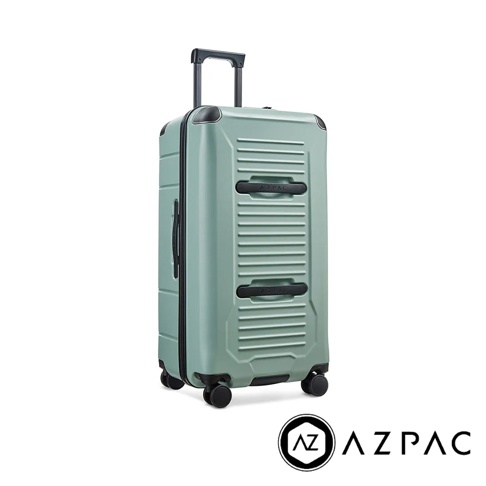 淺綠色 AZPAC Trucker 2.0 30吋旅行箱，硬殼材質，配有黑色煞車輪和伸縮拉桿，箱體表面有水平線條紋理及兩個黑色提把。