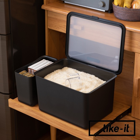 like-it 居家萬用分隔收納盒，一個黑色大收納盒裝滿米，附有透明量杯，旁邊還有一個黑色小收納盒。