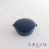 The chef 迷你耐熱陶製圓鍋，深藍色，附帶圓形蓋子，鍋蓋上有「the Chef」字樣壓印。