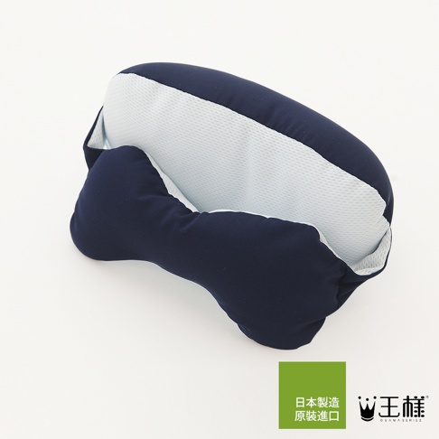 深藍色舒眼枕，外層為柔軟的布料，內部襯墊為淺藍色網狀材質，設計成貼合臉部曲線的特殊形狀。