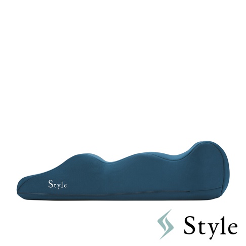 深藍色3D身形舒展棒，表面為織物材質，具有人體工學的曲線設計，一側印有白色「Style」字樣。