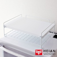 白色金屬材質的兩層廚房收納層架，上方為平坦白色層板，下方為網狀金屬層架，兩側有立柱支撐。