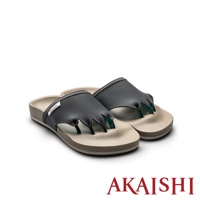 一雙炭灰色五指訓練美腿拖鞋，鞋面為織物材質，鞋底為淺棕色，搭配淺藍色鞋帶，鞋側有白色品牌標誌。