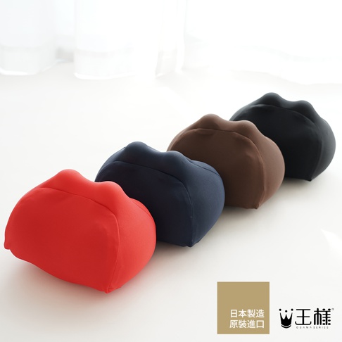 王樣の肩頸腰腿指壓按摩枕，展示紅色、深藍色、棕色和黑色四款，皆為柔軟布料製成，設計成符合人體曲線的按摩形狀。