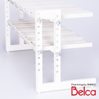 白色塑膠材質的伸縮槽下雙層L腳收納架，兩層層板皆為條狀設計，中間有可調節高度的固定栓，整體結構簡潔。