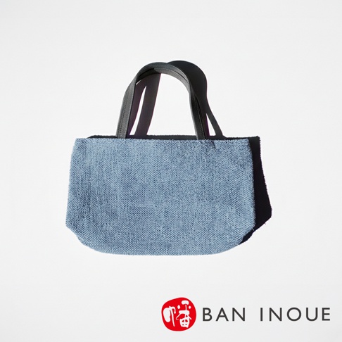BAN INOUE 藍色蚊帳棉裂織手提袋，配有黑色皮革提把