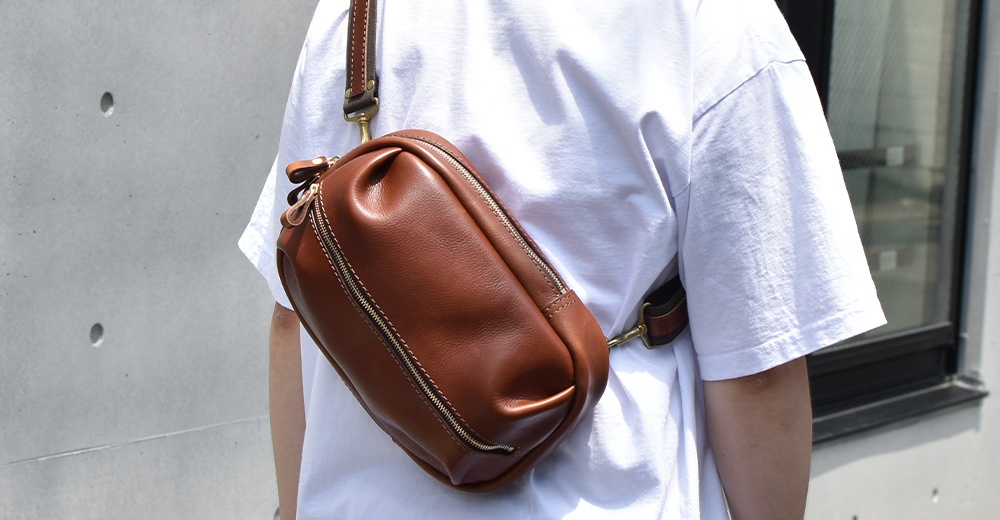 日本HERZ職人手作皮革立體運動斜背包，採用柔軟親膚的Stare牛皮革，立體前口袋設計可收納寶特瓶，主收納空間寬敞，適合日常通勤與旅行。