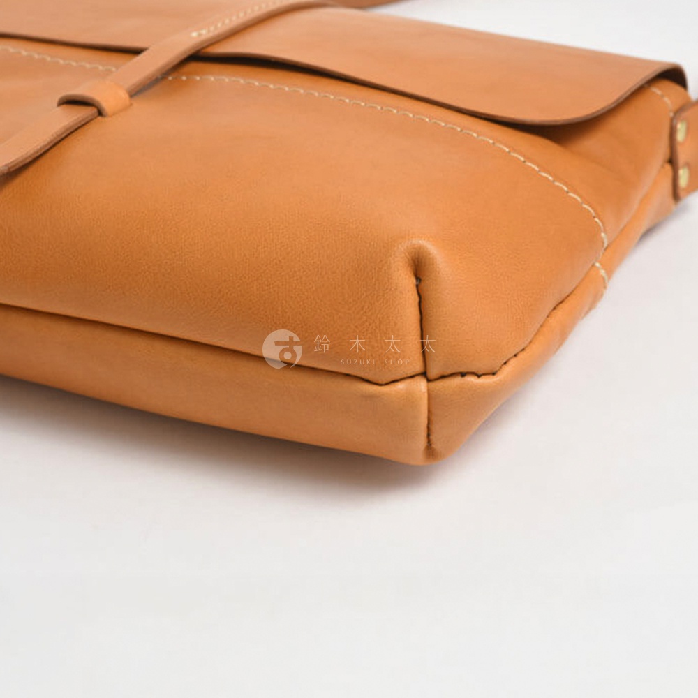日本HERZ職人手作皮革細扣帶馬鞍包 CK-3的特寫，展示了包包的側邊縫線和皮革紋理。