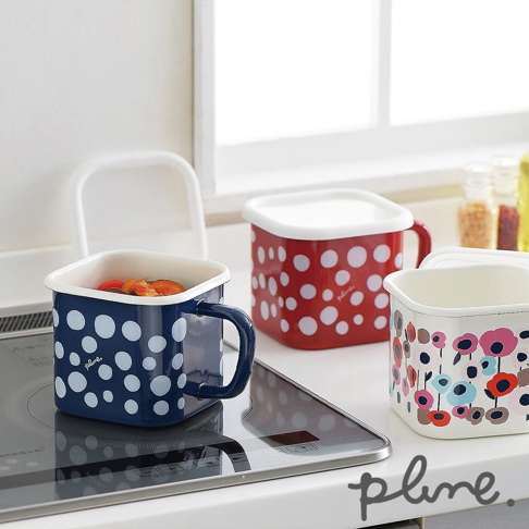 藍色、紅色和白色琺瑯保鮮罐，分別帶有白色圓點、紅色圓點和花朵圖案。罐子有手把和白色蓋子，其中藍色罐子裝有食物。