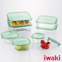 一套不同尺寸的耐熱玻璃保鮮盒，配有淺綠色密封蓋。其中兩個較大的保鮮盒裝有義大利麵和檸檬片，一個較小的保鮮盒裝有小番茄。