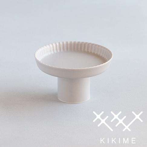 koudai 美濃燒高腳平盤，淺灰色，陶瓷材質，盤緣有立體條紋，底部為圓柱狀支架。