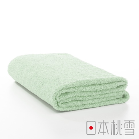 淡綠色飯店浴巾，材質為柔軟的棉，質地厚實，對折整齊，呈現蓬鬆感，適合用於沐浴和擦拭。