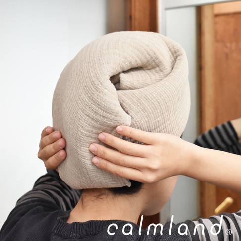 一人頭戴米色無撚紗質夾心長毛巾，質地柔軟，表面有細緻的編織紋理，展現其Q彈的特性。