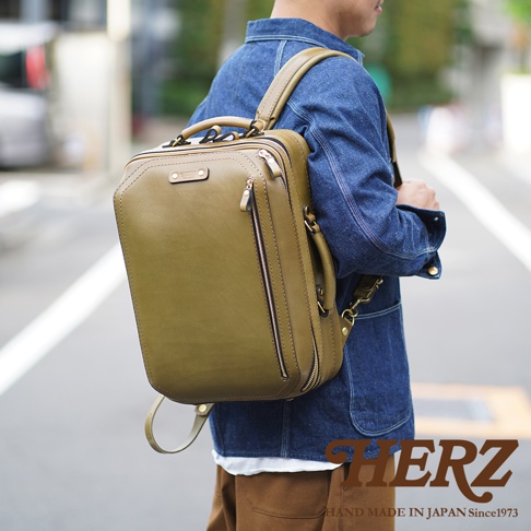 職人手作皮革兩用商務後背包 R-33，採用橄欖綠皮革，設計簡約，具備提把與可調節肩帶，適合商務或日常使用。