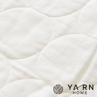 米白色脫脂棉混紗廚房拭巾，表面有圓形格紋縫線，材質柔軟，角落有 YARN HOME 品牌標誌。