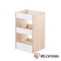 木質可移動置物櫃，側邊為淺木紋，正面有三層白色面板，頂部有金屬掛勾，整體簡約實用。