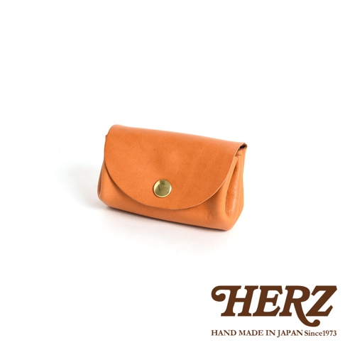 橘色皮革製成的三層收納零錢包，設有金色按扣，設計簡潔。