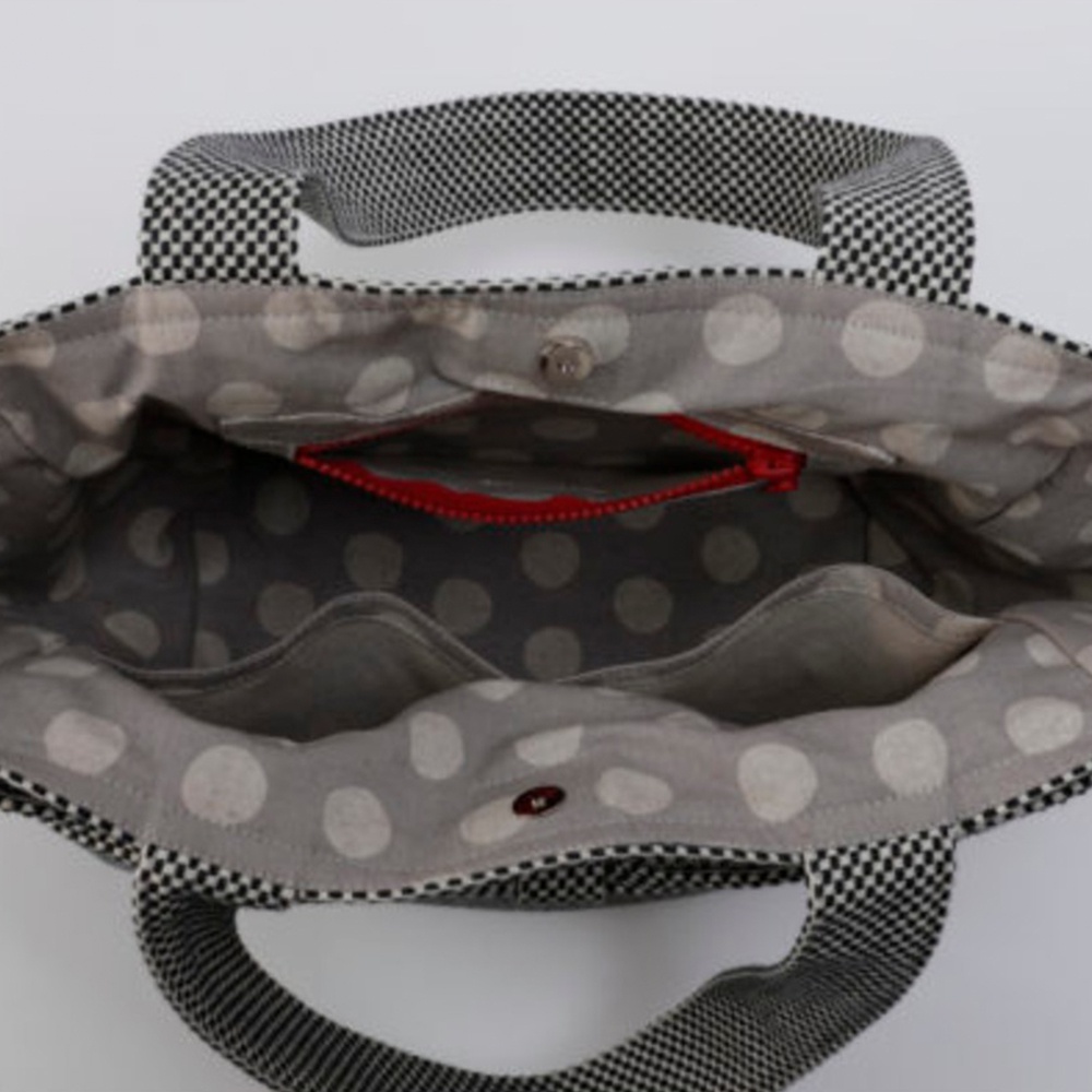 三河木綿刺子織托特包，外層為黑白格紋，內襯為灰色圓點布料，內有紅色拉鍊口袋及多個隔層。