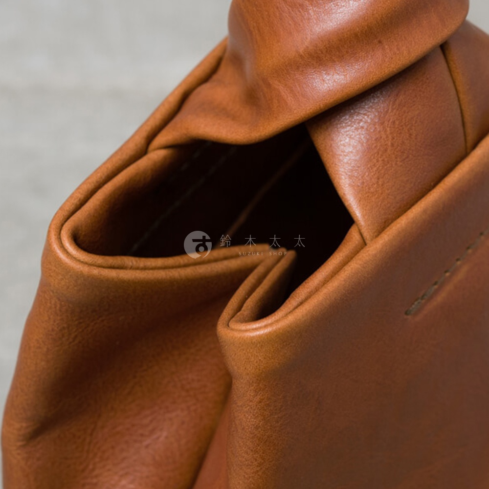 職人手作皮革Organ單柄手提包，深棕色，柔軟皮革材質，包身呈現自然垂墜感，細緻車縫線。