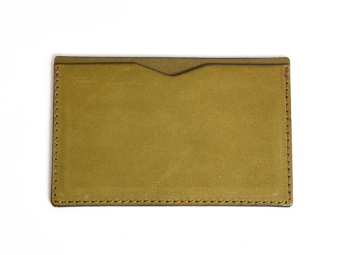 橄欖綠皮革存摺文件收納夾，手工縫線，簡約設計，適合收納證件與卡片。