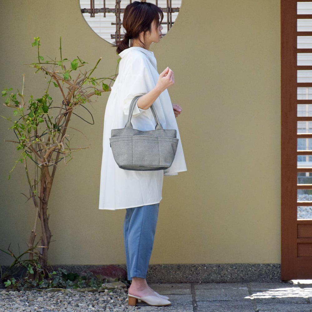 三河木綿刺子織手提托特包 M，灰色，具有雙提把與多個外袋，包身有細緻的格紋織紋。